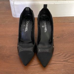 Chanel Heels 👠. Signature Chanel toe cap. Small Chanel logo appliqué. Sz 39.5